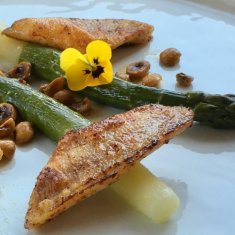 Filet de perches LOË, aperges vertes du Valais rôtis au beurre noisette et noisettes torréfiées