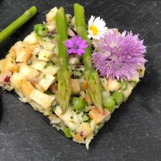 GERÄUCHERTEN EGLIFILET-TARTAR MIT GRÜNEM SPARGEL