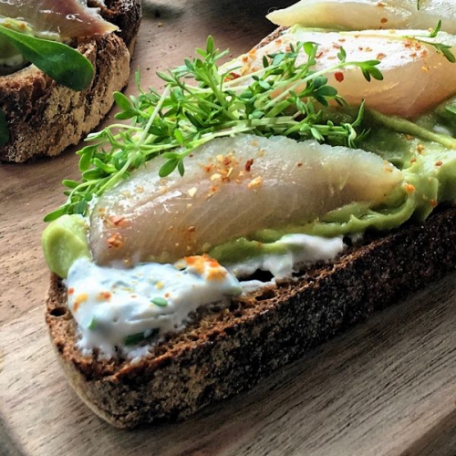 TOAST MIT GERÄUCHERTEN EGLIFILETS LOË UND AVOCADO