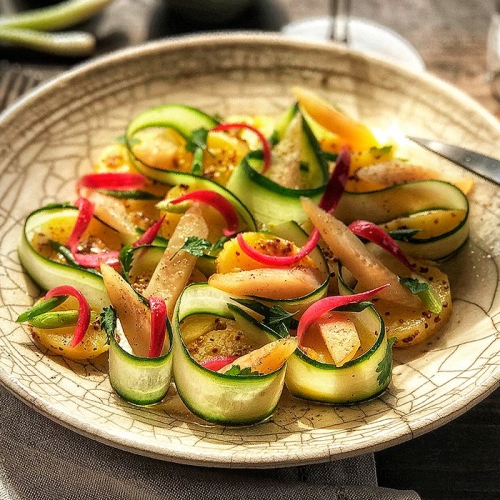 RÄUCHERFILETS LOË, KARTOFFELSALAT UND GURKENSTREIFEN